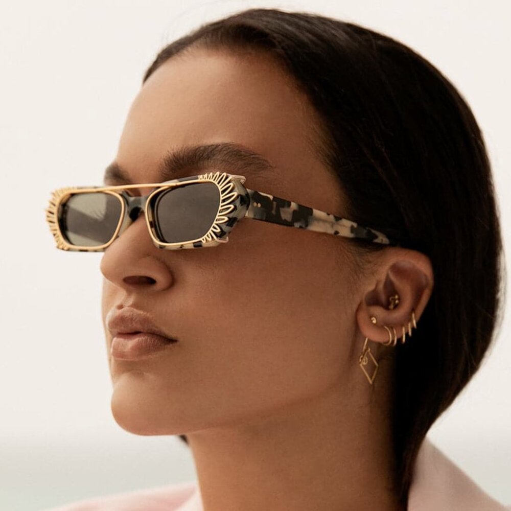 BNWT Aperçu Oumayma Nougat Tortoise Shell Sunglasses with Palm Clip Accessory